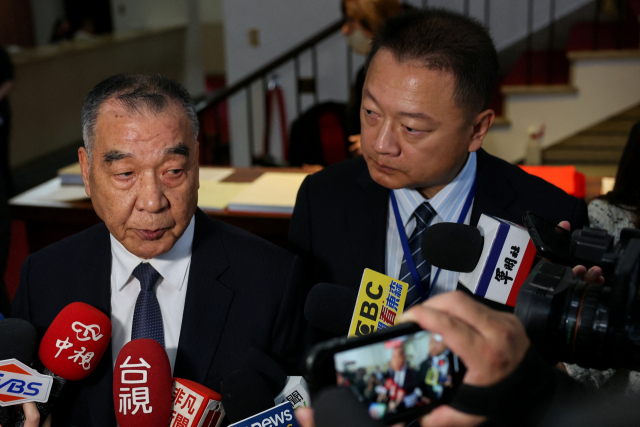 추궈정 대만 국방부장이 지난 20일 중국 해경의 자국 선박 강제 승선에 항의하고 있다. 로이터연합뉴스