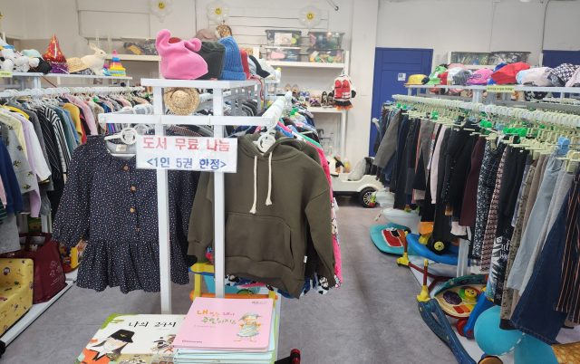 부산 북구 화명동 중고 육아용품 판매점 ‘행복키즈마켓’에 지난 23일 의류와 책 등이 진열돼 있다. 나웅기 기자 wonggy@