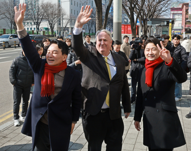 제22대 국회의원 선거 인천 계양을에 출마한 원희룡(왼쪽) 전 국토교통부 장관이 인요한 전 국민의힘 혁신위원장과 원 전 장관의 후원회장인 전 축구 국가대표 이천수와 함께 26일 인천 계산우체국 인근에서 시민들에게 인사하고 있다. 연합뉴스