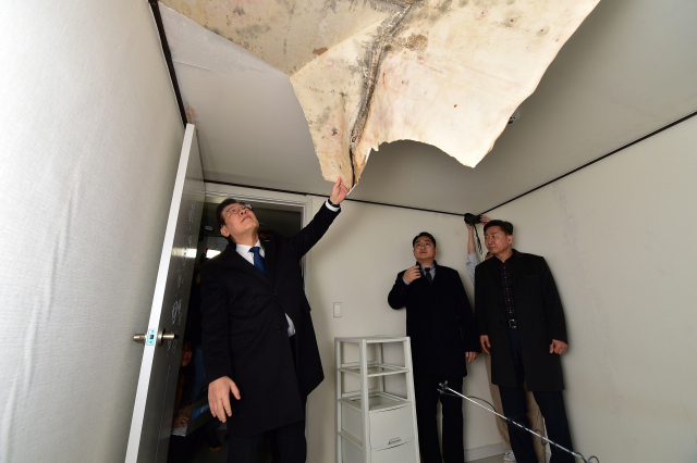 민주당 이재명 대표가 26일 인천의 전세사기 피해 가구를 찾아 설명을 듣고 있다. 연합뉴스