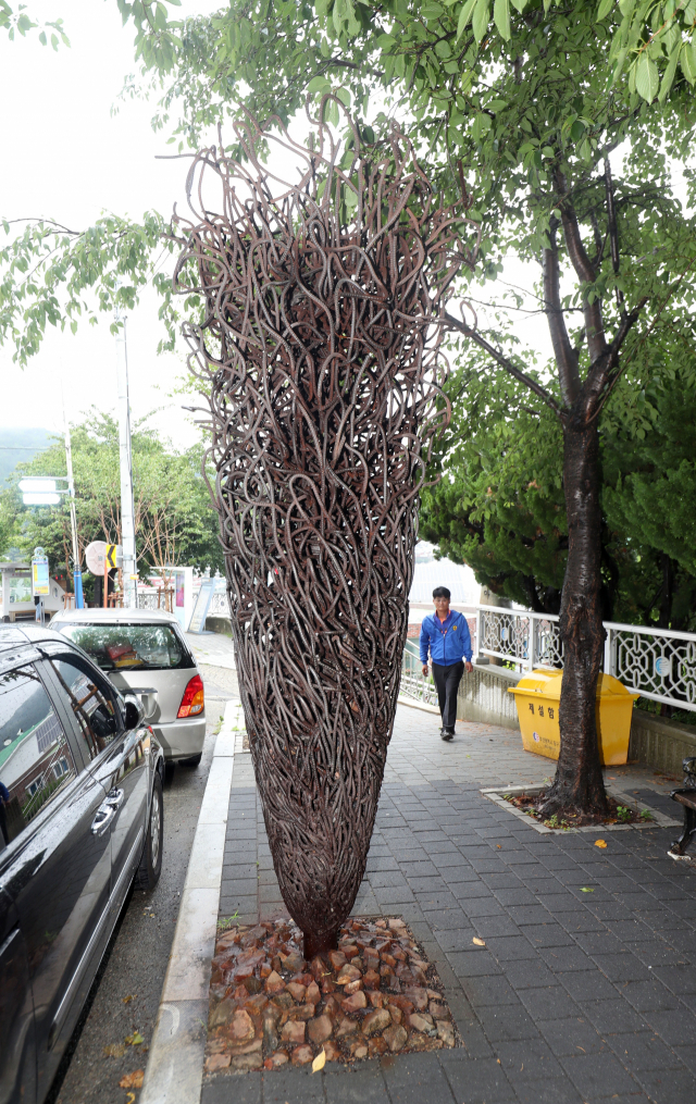 2010년 부산 동구 초량동 산복도로에 설치된 ‘산복도로 1번지 공공미술 프로젝트’의 미술품. 제대로 관리되지 않고 시야를 가리는 등 불편을 야기한다는 민원이 이어졌다. 부산일보DB
