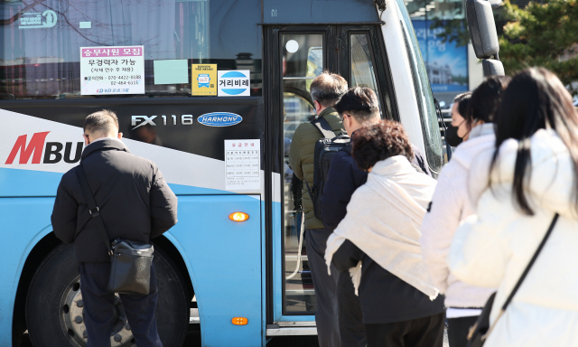 정부의 공공요금 동결 기조에도 공공서비스 물가 오름세가 이어지는 가운데 26일 서울역버스종합환승센터에서 시민들이 버스를 이용하고 있다. 26일 통계청 국가통계포털에 따르면 1월 공공서비스 물가는 1년 전보다 2.2% 올랐다. 2021년 10월 6.1% 오른 뒤 27개월 만에 가장 큰 폭의 상승세다. 물가 상승 기여도를 보면 시내 버스료가 가장 컸고 택시요금, 외래진료비, 도시철도료, 치과 진료비, 입원진료비, 하수도료 등 순이었다. 연합뉴스
