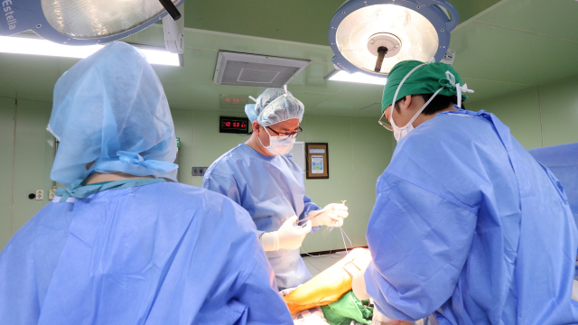 동의의료원 박원로 정형외과 주임과장이 고관절 수술을 하고 있다. 동의의료원 제공