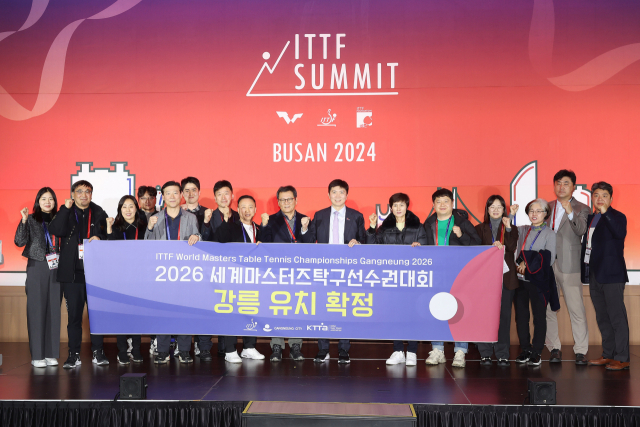 ‘2026년 ITTF 월드 마스터스 챔피언십’ 개최지로 ‘강릉’이 선정되자 26일 유승민 대한탁구협회장을 비롯한 탁구계 인사들과 김홍규 강릉시장이 대회의 성공적인 개최를 다짐하고 있다. 부산세계탁구선수권 조직위 제공