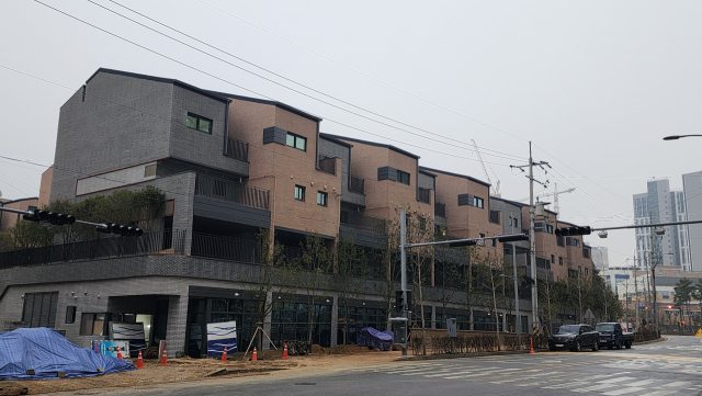 최근 부실시공 논란이 불거진 ‘파밀리에 피아체’ 모습. 시행사가 결국 당초 예정된 준공 날짜를 연기했다. 김현우 기자