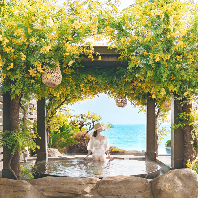 파라다이스 호텔 부산은 다음 달 4일부터 5월 31일까지 야외온천 '씨메르'를 '스프링 가든 스파'로 운영한다. 튤립, 유채꽃, 히아신스, 수선화를 테마로 한 이벤트 스파를 만나볼 수 있다. 파라다이스 호텔앤리조트 제공