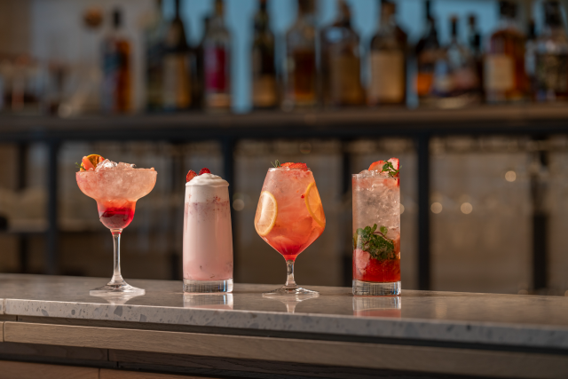 시그니엘 부산은 다음 달 4일부터 5월 1일까지 봄 맞이 패키지 상품인 '블루밍 러브'를 선보인다. 디럭스 스위트룸과 딥티크 대용량 사이즈 4종, 더 라운지 시그니처 칵테일 2잔, 마카롱 등으로 구성됐다. 더 라운지 시그니처 칵테일의 모습. 시그니엘 부산 제공