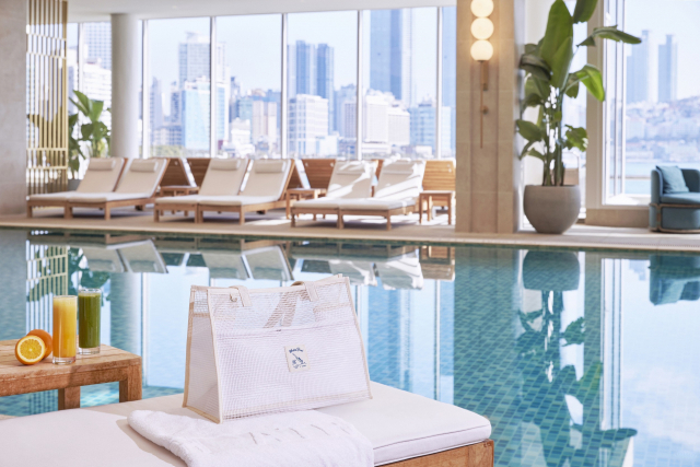 웨스틴 조선 부산은 다음 달 1일부터 6월 30일까지 봄 패키지 '웰니스 스테이'를 선보인다. 이번 패키지는 감성 스윔웨어 브랜드 'SURFEA'와 협업해 웨스틴 조선 부산 로고가 담긴 한정판 '웨스틴 풀 스윔백'을 제공한다. 조선호텔앤리조트 제공