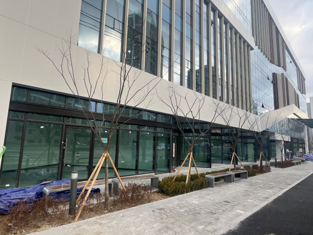 장유여객터미널 복합상가 분양률이 10%도 안 돼 터미널 운영이 반쪽에 그칠 수 있다는 우려가 나온다. 이경민 기자