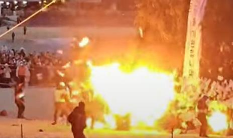 24일 부산 송도 해수욕장 일원에서 열린 달집태우기 행사에서 점화 순간 폭발이 일어났다. 연합뉴스