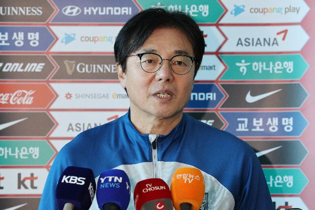 한국 축구 대표팀 임시 사령탑으로 선임된 황선홍 U-23 대표팀 감독. 연합뉴스