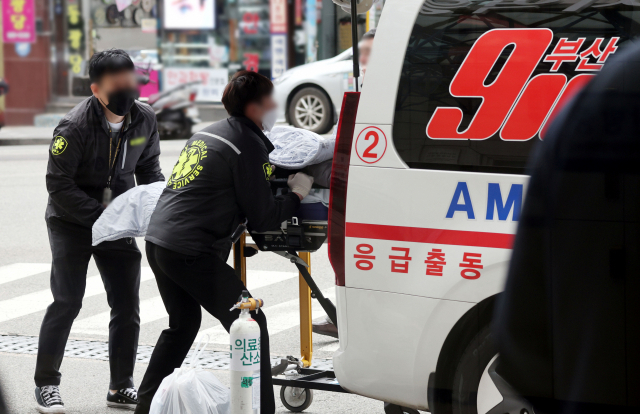 의대 정원 확대에 반발하는 전공의 집단 이탈 8일째인 27일 부산 서구 부산대학교병원 지역응급의료센터에서 한 환자가 타 지역의 2차병원으로 이송되고 있다. 정종회 기자 jjh@