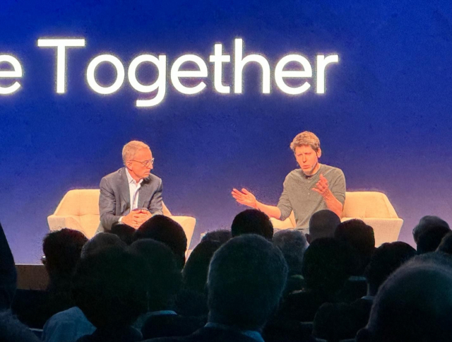 챗GPT를 개발한 오픈AI의 샘 올트먼 최고경영자(CEO)가 21일(현지시간) 미국 캘리포니아주 새너제이 맥에너리 컨벤션센터에서 열린 인텔의 파운드리 전략 발표 행사 'IFS(인텔 파운드리 서비스) 다이렉트 커넥트'에 참석해 팻 겔싱어 인텔 CEO와 대담하고 있다. 연합뉴스