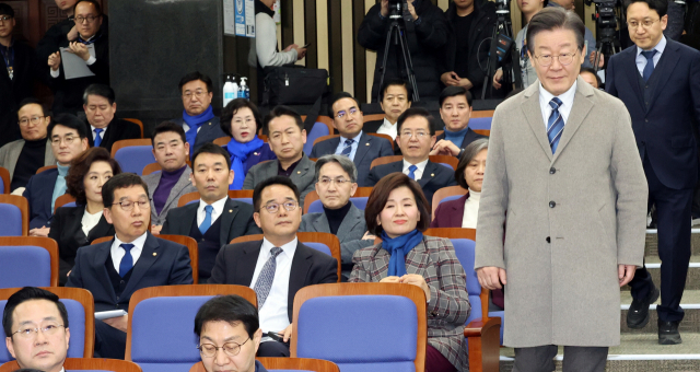더불어민주당 이재명 대표가 27일 국회에서 열린 의원총회에 참석하고 있다. 연합뉴스