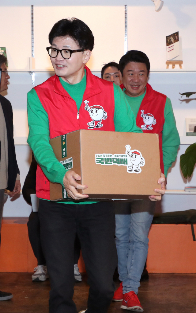 국민의힘 한동훈 비대위원장이 27일 서울 북카페에서 열린 공약 발표회에 입장하고 있다. 연합뉴스