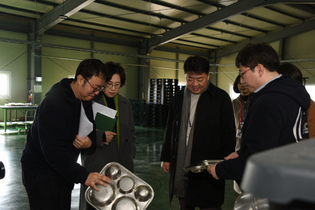 부산 남구청이 어린이집 식판 세척·소독 지원사업을 실시한다. 오은택 청장을 비롯한 남구청 직원들이 식판 세척 공장을 둘러보고 있다. 남구청 제공