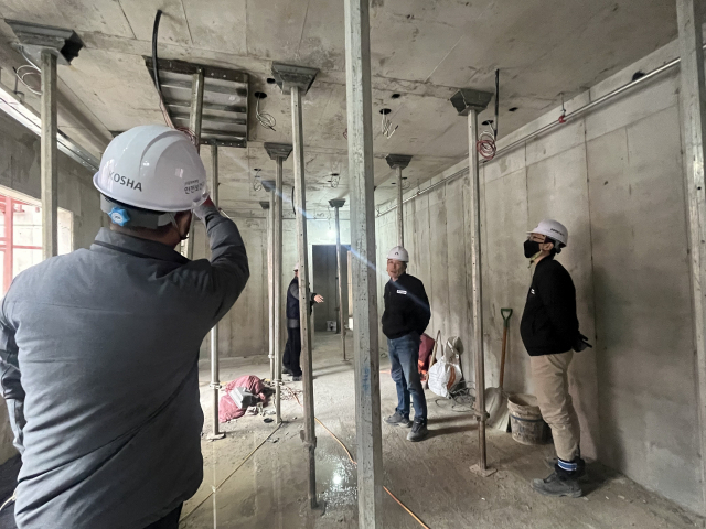 27일 오후 1시 30분께 방문한 부산시 동래구의 한 주상복합아파트 공사 현장에서 산안보건공단 점검이 진행 중이다. 양보원 기자 bogiza@