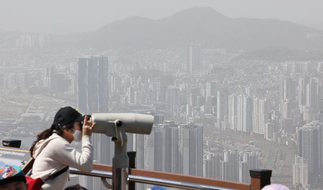 부산 황령산 전망대에서 바라본 동구 일원 도심이 희뿌연 모습을 보이고 있다. 부산일보DB