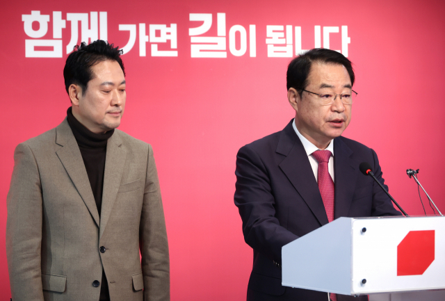국민의힘 정영환(오른쪽) 공관위원장이 지난 26일 회의결과를 발표하고 있다. 연합뉴스