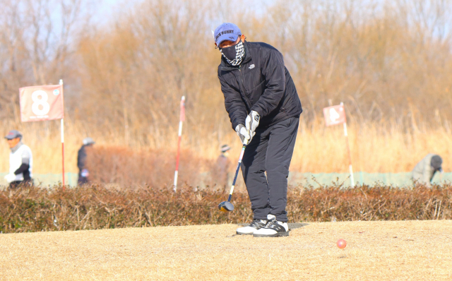 한 남성 선수가 대통령기전국파크골프대회 부산대표 선발전에서 굴러가는 공을 유심히 쳐다보고 있다. 남태우 기자