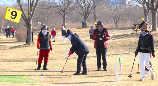 여성 선수들이 대통령기전국파크골프대회 부산대표 선발전에서 경쟁을 벌이고 있다. 남태우 기자
