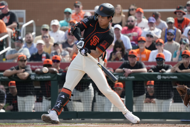 미국프로야구 메이저리그(MLB)에 진출한 이정후(25·샌프란시스코 자이언츠)가 27일(현지시간) 애리조나주 스코츠데일 스타디움에서 열린 시애틀 매리너스와 첫 시범경기에서 안타를 치고 있다. 이날 1번 타자 중견수로 선발 출전한 이정후는 3타수 1안타를 기록했다. AP연합뉴스)