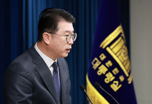 장상윤 대통령실 사회수석이 28일 서울 용산 대통령실 청사에서 교육발전특구 시범지역 1차 지정 관련 브리핑을 하고 있다. 연합뉴스