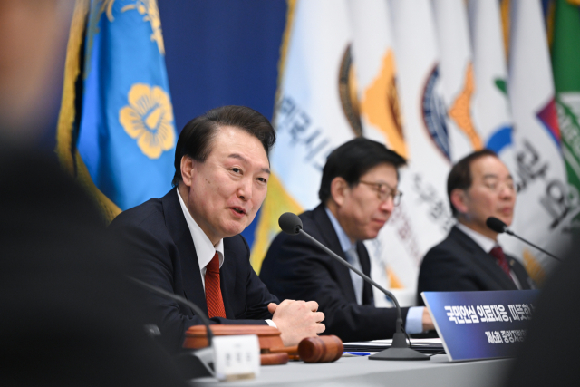 윤석열 대통령이 27일 청와대 영빈관에서 열린 제6차 중앙지방협력회의에서 마무리 발언을 하고 있다. 박형준 부산시장(가운데)와 하윤수 부산시교육감(오른쪽)은 이날 부산형 늘봄학교 운영 계획을 발표했다. 연합뉴스