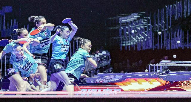 탁구 국가대표 전지희가 지난 18일 부산 해운대구 벡스코에서 열린 'BNK부산은행 2024 부산세계탁구선수권대회' 여자단체전 조별리그 5조 3차전 대한민국과 푸에르토리코의 경기에서 리시브를 하고 있다. 전지희 선수 드라이브 장면 다중촬영. 김종진 기자 kjj1761@