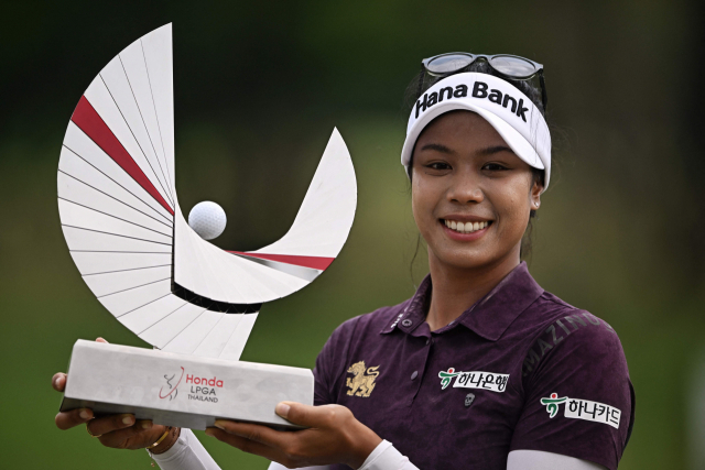 태국의 패티 타와타나낏이 25일 파타야 시암 컨트리클럽에서 열린 2024 혼다 LPGA 타일랜드 대회에서 우승한 뒤 트로피를 들고 포즈를 취하고 있다. AFP연합뉴스