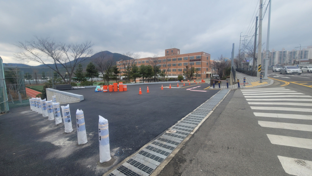 울산시교육청은 최근 이화중학교 원거리 배정으로 집단 민원이 불거지자 긴급하게 통학버스를 배정하고 진출입로 확장 공사를 벌였다. 원래 이곳에는 실외농구장이 있었지만 통학버스가 드나들 공간이 좁아 모두 철거한 상태다. 권승혁 기자