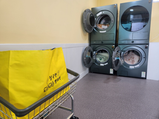 경남 의령군 칠곡면 행정복지센터에 개소한 ‘뽀송뽀송 빨래방’ 내부 모습. 강대한 기자