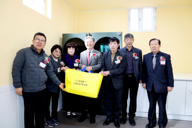 오태완 의령군수가 28일 칠곡면 행정복지센터에 개소한 ‘뽀송뽀송 빨래방’에서 기념사진을 찍고 있다. 의령군 제공