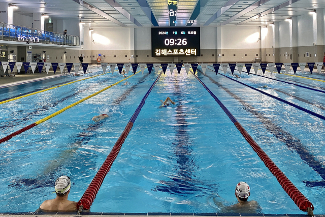 지난 1월 개관한 김해스포츠센터 실내 수영장에서 회원들이 수영 강습을 받고 있다. 김해스포츠센터 제공