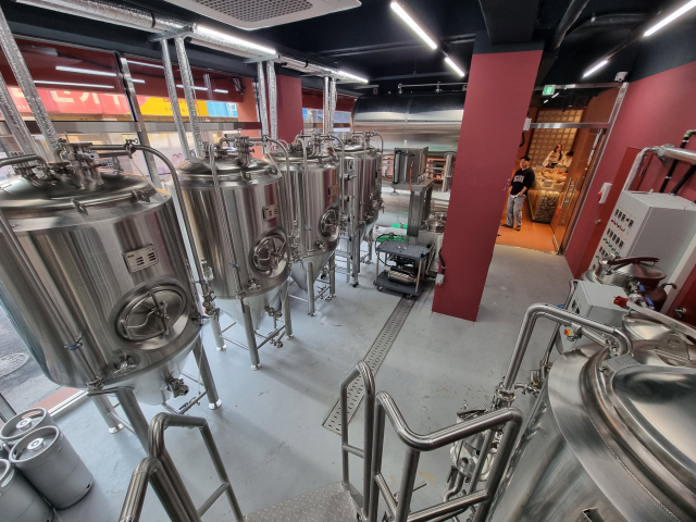 진주진맥 브루어리 내부 모습. 단순한 상업공간이 아닌 다양한 콘텐츠 기반의 문화활동을 체험하고 시민이 소통할 수 있는 공간으로 만들어졌다. 진주시 제공