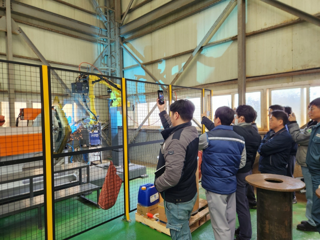 명지녹산국가산업단지 조선기자개기업 A사에서 첨단제조로봇을 통한 용접공정을 시연하고 있다. 한국산업단지공단 부산지역본부 제공