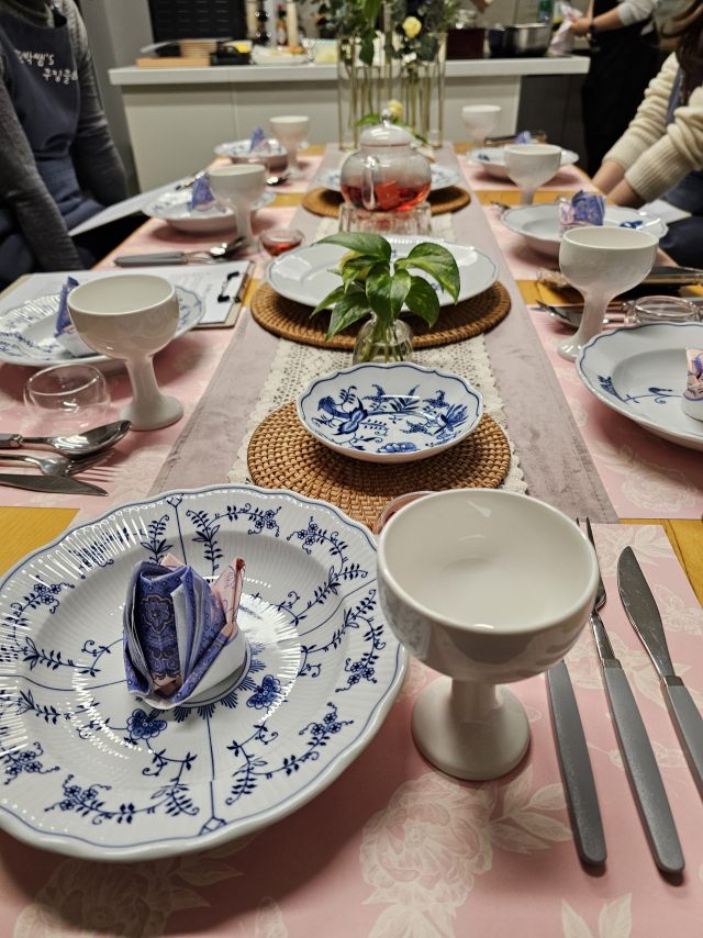 지난달 기자가 수강한 부산 남구 한 쿠킹클래스 현장. 처음엔 어색한 공기가 흘렀지만, 요리라는 공통 관심사 덕에 분위기가 화기애애해졌다.