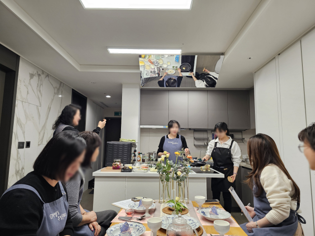 수강생들은 자리에 앉아 강사의 요리를 직접 볼 수 있다. 천장의 거울을 통해 전체적인 모습도 볼 수 있도록 했다. 자세히 보고 싶으면 가까이 다가가 사진을 촬영해도 좋다.