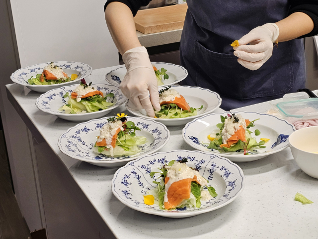 뜨거운 관심을 받았던 연어 샐러드. 양상추와 홀스래디시 소스, 연어 등 몇 가지 재료만으로도 완성할 수 있는 양식이다. 비교적 간단하지만 모양도 맛도 좋아 수강생들 사이에서 뜨거운 반응을 얻었다.