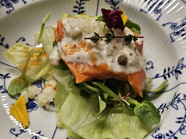 연어 샐러드의 핵심은 기름진 맛을 잡아주는 핫소스였다. 물리지 않아 너무 많이 먹게 될 수 있다는 점을 주의해야 한다.