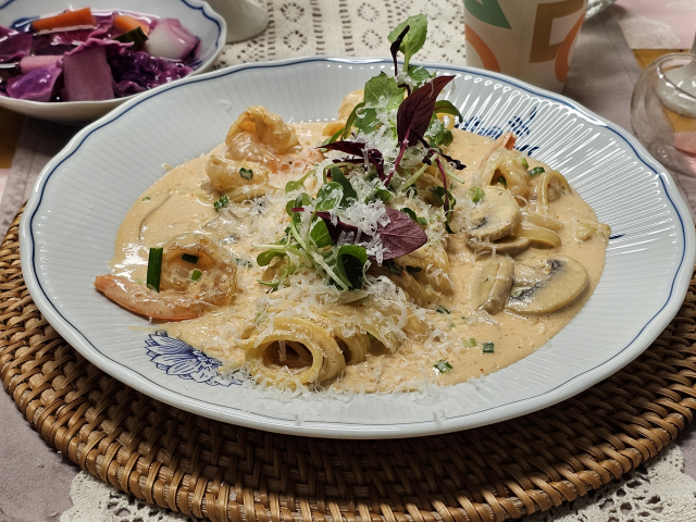 수업 하이라이트인 투움바 파스타. 눈꽃처럼 내려 앉은 치즈가 화룡점정이다. 크림 파스타 위에 갈아서 뿌려 먹기 좋은 치즈는 ‘파르미지아노’ 아니면 ‘그라나빠다노’라고 한다. 외워 두면 레스토랑에서 아는 척하기 좋다.