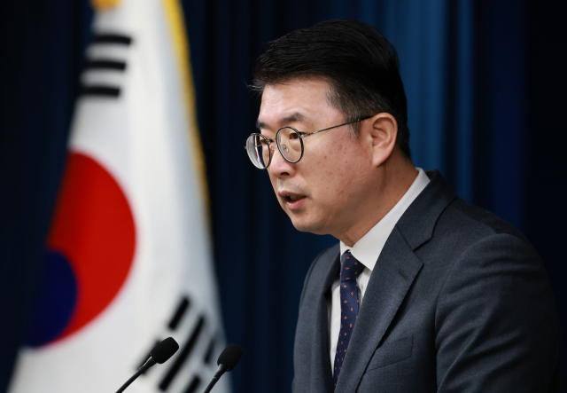 장상윤 대통령실 사회수석이 28일 서울 용산 대통령실 청사에서 교육발전특구 시범지역 1차 지정 관련 브리핑을 하고 있다. 연합뉴스