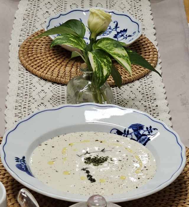 첫 요리로 나온 수프. 고소한 ‘루’ 덕분일까? 전자레인지에 데워 먹는 기성품과는 차원이 다른 풍미가 느껴졌다. 파슬리와 후추, 올리브 오일을 적당히 뿌려 주면 비주얼도 훌륭하다.