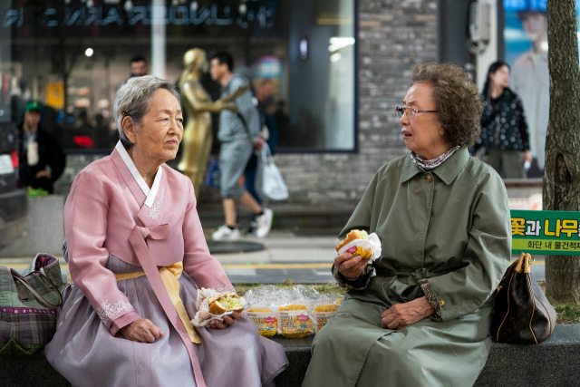 부산영상위원회의 기획개발 사업과 부산 로케이션 인센티브 지원 사업에 선정된 영화 '소풍'이 최근 손익분기점을 돌파하며 흥행 중이다. 영화 '소풍' 스틸컷. 로케트필름 제공