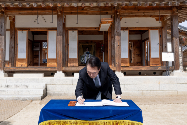 윤석열 대통령이 28일 충북 옥천군 고 육영수 여사 생가를 방문해 방명록을 작성하고 있다. 대통령실 제공