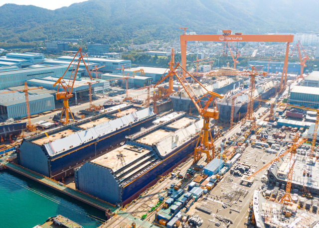 한화오션 거제사업장 제1독에서 LNG 운반선 4척을 동시 건조 중인 모습. 한화오션 제공