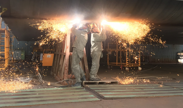 한화오션 옥포조선소 1번 독에서 노동자들이 구슬땀을 흘리며 조업 중이다. 부산일보DB