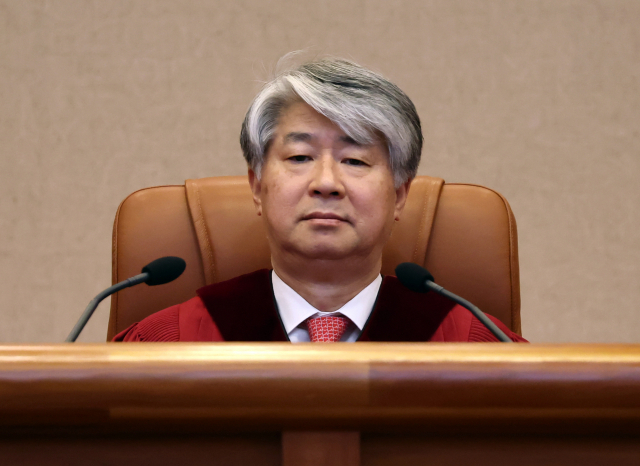 이종석 헌법재판소장이 28일 오후 서울 종로구 헌법재판소 대심판정에 들어서 있다. 이날 헌법재판소는 주택임대차보호법의 계약갱신 청구권 조항 등에 대한 위헌법률심판 선고 등을 내린다. 연합뉴스