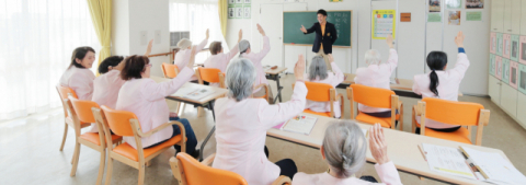 주간보호센터에서 교복을 입은 할머니들이 수업을 받고 있다. 일본 ‘어른 학교 데이케어센터’ 제공