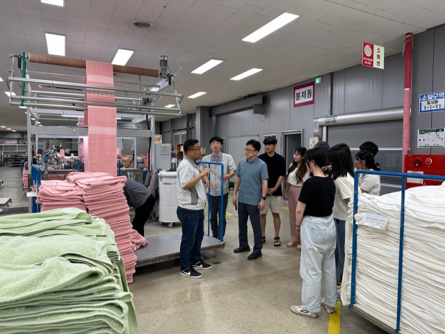 동서대 방송영상학과 학생들이 송월타올 양산공장을 방문해 봉제 공정에 관한 교육을 받는 모습. 동서대 제공